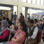 PESERTA MENDENGARKAN PRESENTASI KELOMPOK LAIN